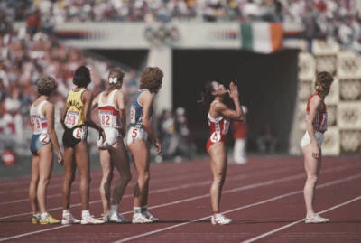 Florence Griffith Joyner USA prays before taking the baton for her- Old Photo 1
