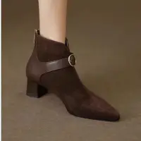 在飛比找Yahoo!奇摩拍賣優惠-棕色短靴女2023秋冬季新款拼接中跟尖頭v口及踝靴高級感百搭