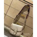 二手精品 COACH 0749 新款女士BEAT SADDLE馬鞍包 奶白色翻蓋C字扣單肩斜揹包 附購證