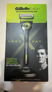 NEW Gillette Labs - Razor with Exfoliating Bar (+ 2 Cartridges) + Magnetic Stand