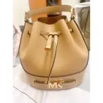 全新MICHAEL KORS REED 經典荔枝皮革手提/斜背兩用水桶包(駝色)