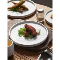 在飛比找ETMall東森購物網優惠-日式創意陶瓷盤子石頭紋平盤餐廳擺盤后廚餐具西餐盤牛排盤白色