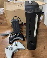 在飛比找Yahoo!奇摩拍賣優惠-XBOX 360 遊戲家庭育樂系統 (主機一台+無線手把2支