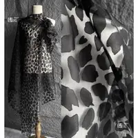 在飛比找ETMall東森購物網優惠-黑色網透視不規則圖案提花網紗布料連衣裙創意diy服裝設計師面