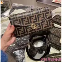 在飛比找Yahoo!奇摩拍賣優惠-FENDI 芬迪 三合一 壓紋 woc鏈條包 單肩包 鏈帶包