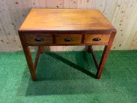 在飛比找Yahoo!奇摩拍賣優惠-老件肖楠古董書桌 原木書桌 懷舊 實木辦公桌  檜木書桌可參