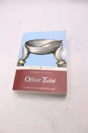 Oliver Twist Puffin Classics Paperback