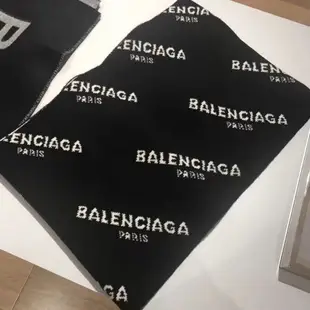 二手 BALENCIAGA 新款 黑色 白色 雙面 滿版 LOGO 圍巾現貨