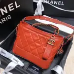 CHANEL 香奈兒新款包包GABRIELLE 的橘紅色流浪包，大家都在用！超級美、時尚、實用百搭！香奈兒側背包