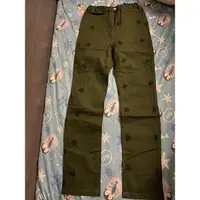 在飛比找蝦皮購物優惠-日本貴牌X-LARGE軍綠色滿版長褲（兒童）