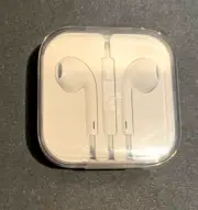 White APPLE iPhone 6 EarPods 3.5mm w/ in cord controls. New, never opened