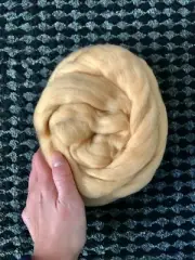 2 oz Dune merino wool roving 19 micron for Spinning Felting Weaving