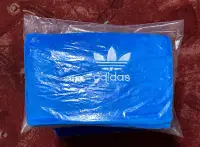 在飛比找Yahoo!奇摩拍賣優惠-Adidas 毛毯 三葉草 全新品 現貨