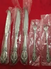 Oneida RAPHAEL Stainless Distinction Deluxe Glossy 3 Dinner Knives, 2 Cocktail