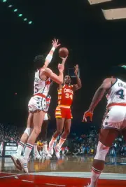 Auston Carr Cleveland Cavaliers shoots over Mitch Kupchak Washingt- Old Photo