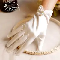 在飛比找momo購物網優惠-【MWD】珍珠緞面白手套 簡約手套 WD0589(新娘短款手