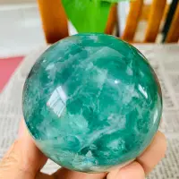 在飛比找Yahoo!奇摩拍賣優惠-FA75天然綠螢石水晶球擺件綠色水晶原石打磨屬木客廳辦公家居