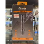 玩相機 FENIX PD32 V2.0 附贈18650電池 高性能勤務手電筒1200流明 戰術小直 尾按爆閃警用警察