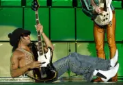Lenny Kravitz on stage at the only UK date on his European tour o- 2004 Photo 24