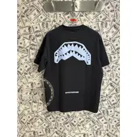 在飛比找蝦皮購物優惠-Spray 男女噴地鯊魚嘴印花寬鬆短袖T恤 W1020235