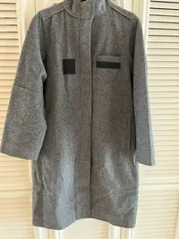 在飛比找Yahoo!奇摩拍賣優惠-OZOC日本製 羊毛大衣 舖棉薄款 超級暖 質感灰