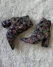 Badgley Mischka Booties Floral Denim Jean Pointy Toe Brand New Size 7.5 Runway