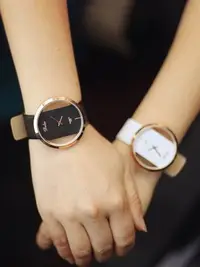 在飛比找Yahoo!奇摩拍賣優惠-手錶女韓國時尚學生復古原宿大錶盤透明雙面鏤空個性時裝錶情侶錶