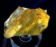 Libyan Desert Glass Meteorite Tektite impact specimen( 675 ct)Natural Hole Gem