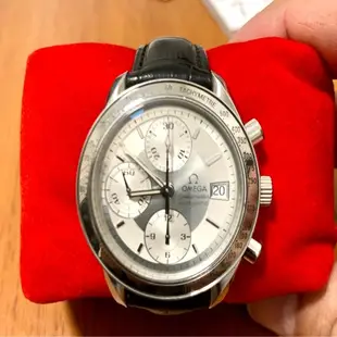 [二手] 商品名稱】：Omega 超霸 speedmaster 自動上鍊機械錶 【商品尺寸】： 錶鏈/錶帶: 不鏽鋼錶鏈 錶耳之間: 18毫米 錶殼: 不鏽鋼錶殼 錶殼直徑: 39毫米 錶盤顏色: 銀色 水晶鏡面: 防磨損藍寶石水晶鏡面，內部經防反光處理 機芯類型: 自動上鏈