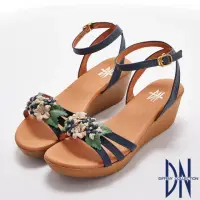 在飛比找momo購物網優惠-【DN】涼鞋_MIT渡假風情真皮立體花朵楔型涼鞋(藍)