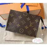 精品二手 LV 路易威登 M47546 MONOGRAM 梳洗包15 經典老花 小號 手拿包 化妝包