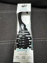the Wet brush Shower Wet Detangle Paddle Solid Black