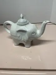 CORDON BLUE PORCELAIN ELEPHANT TEA POT 28OZ WHITE