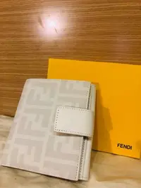 在飛比找Yahoo!奇摩拍賣優惠-FENDI  LOGO白色精品短夾 甜價輕鬆入手 幾近全新放