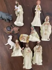 Kirkland Home Christmas 11-pc Nativity set Hand Painted Resin Manger scene