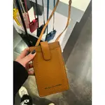 MARC JACOBS 荔枝牛皮金屬LOGO手機斜揹包