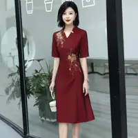 在飛比找ETMall東森購物網優惠-酒紅色高端喜婆婆婚宴裝禮服小個子高貴年輕媽媽婚禮高檔洋氣冬季