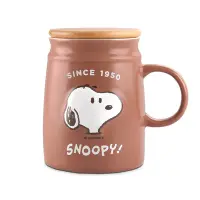 在飛比找Yahoo奇摩購物中心優惠-SNOOPY史努比小夥伴浮雕陶瓷竹蓋杯-咖啡色馬克杯SP-S