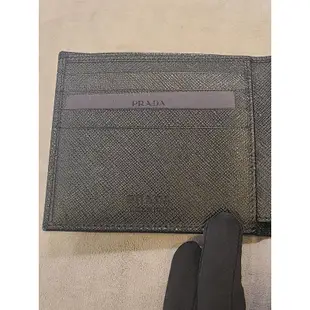 Prada 2MO513 男款經典 Saffiano 對折短夾 黑色