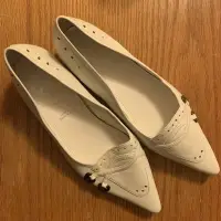在飛比找Yahoo!奇摩拍賣優惠-全新 台灣專櫃購入｜Esprit小羊皮白色低跟尖頭鞋