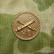 WW1 to 1930s US Army Artillery HQ Company Enlisted Man's Screw Back Collar Badge