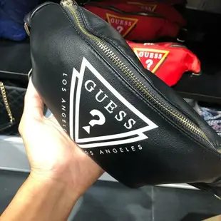 帝安諾-實體店面 現貨GUESS Guess LOGO腰包 字母 倒三角 胸包 金屬扣環 側背包 黑 粉紅色 白色 男女【APP下單享4%點數】