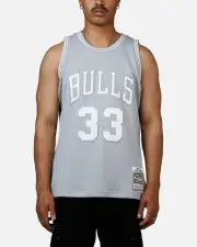 [MITCHELL & NESS] Mitchell & Ness Chicago Bulls Scottie Pippen 1997-1998 Swingman Jersey Grey - Size XL XL Grey