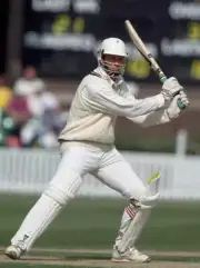Graeme Hick batting for Worcestershire during the match betwe- Old Cricket Photo