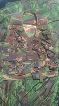 在飛比找露天拍賣優惠-韓國軍公發陸軍背心 大迷彩 防毒面具袋 合售