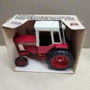 Ertl 1/16 International 1586 Tractor w/Cab #463 NIB