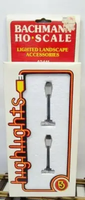 Bachmann HO Scale Two Lighted Lamp Posts #42411 NIB