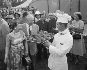 B&W 8x10 photo of Dwight & Mamie Eisenhower at '56 Campaign Kick-off, Gettysburg