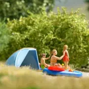 Applying sunscreen HO/OO Busch Figures 79821