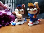 Looney Tunes Salt & Pepper Shakers Taz Tasmanian Devil Playing Baseball 4512